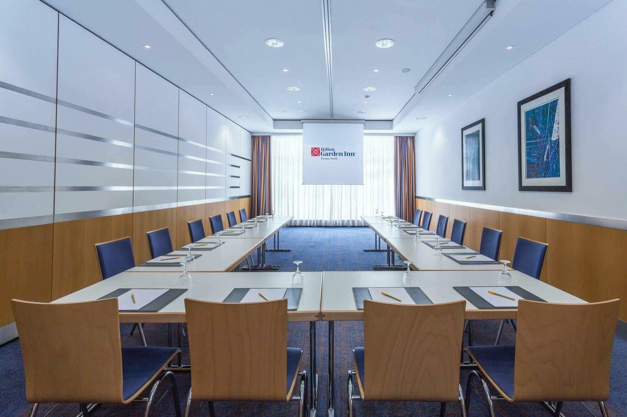 Hilton Garden Inn Vienna South Бизнес снимка